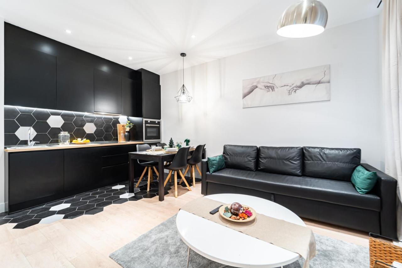 Edsam Madrid Apartments Black Exterior photo
